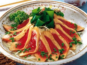 マグロ洋風たたき海藻添え